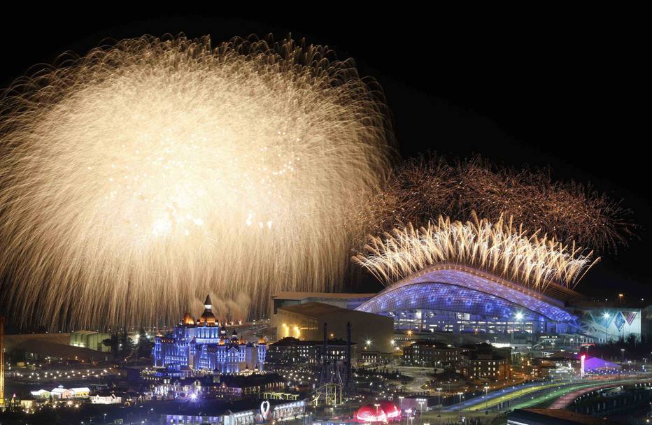 I fuochi d’artificio riscaldano l’inverno russo. Si aprono i XXII Giochi olimpici invernali di Sochi 2014 (Reuters)